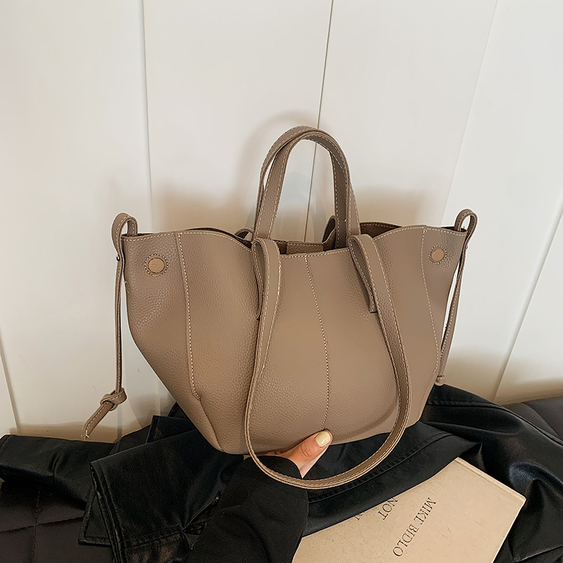 Minimalist Women's Shoulder Bag - Versatile Retro Underarm Handbag for Commuting, High-End Fashion, Autumn 2025 Minimalist Women's Shoulder Bag - Versatile Retro Underarm Handbag for Commuting, High-End Fashion, Autumn 2025