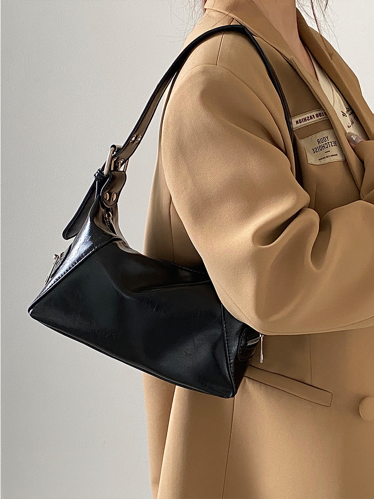 New Women's Motorcycle Underarm Bag, Niche Design Oil Wax Leather Shoulder Tote, Trendy Small Bag for Hot Girl Style New Women's Motorcycle Underarm Bag, Niche Design Oil Wax Leather Shoulder Tote, Trendy Small Bag for Hot Girl Style