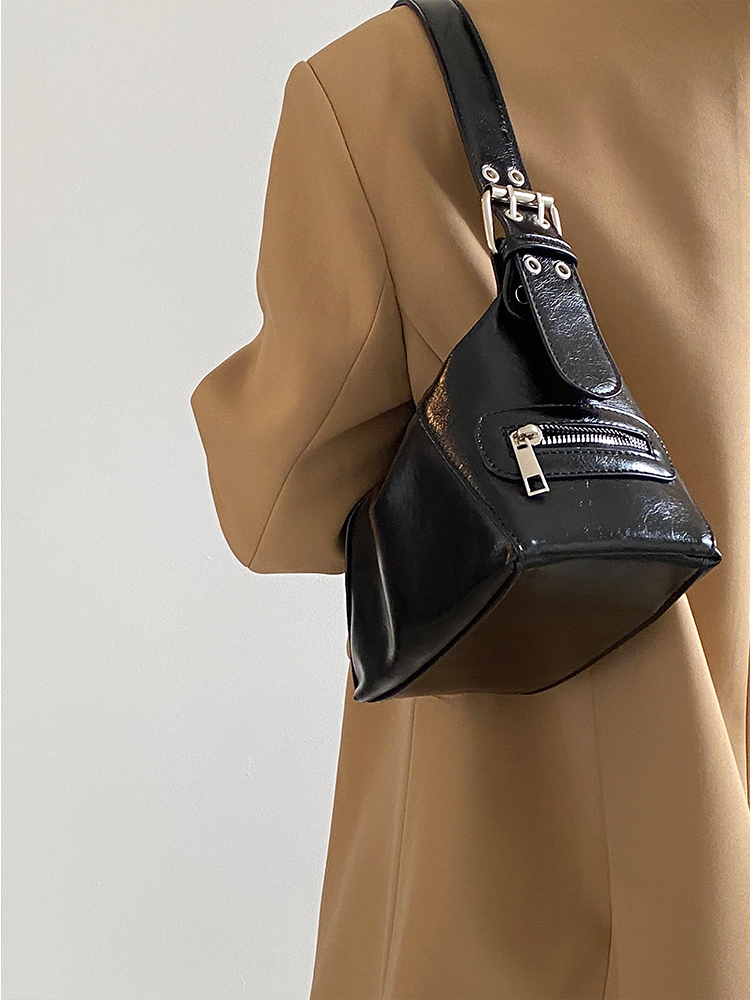 New Women's Motorcycle Underarm Bag, Niche Design Oil Wax Leather Shoulder Tote, Trendy Small Bag for Hot Girl Style New Women's Motorcycle Underarm Bag, Niche Design Oil Wax Leather Shoulder Tote, Trendy Small Bag for Hot Girl Style