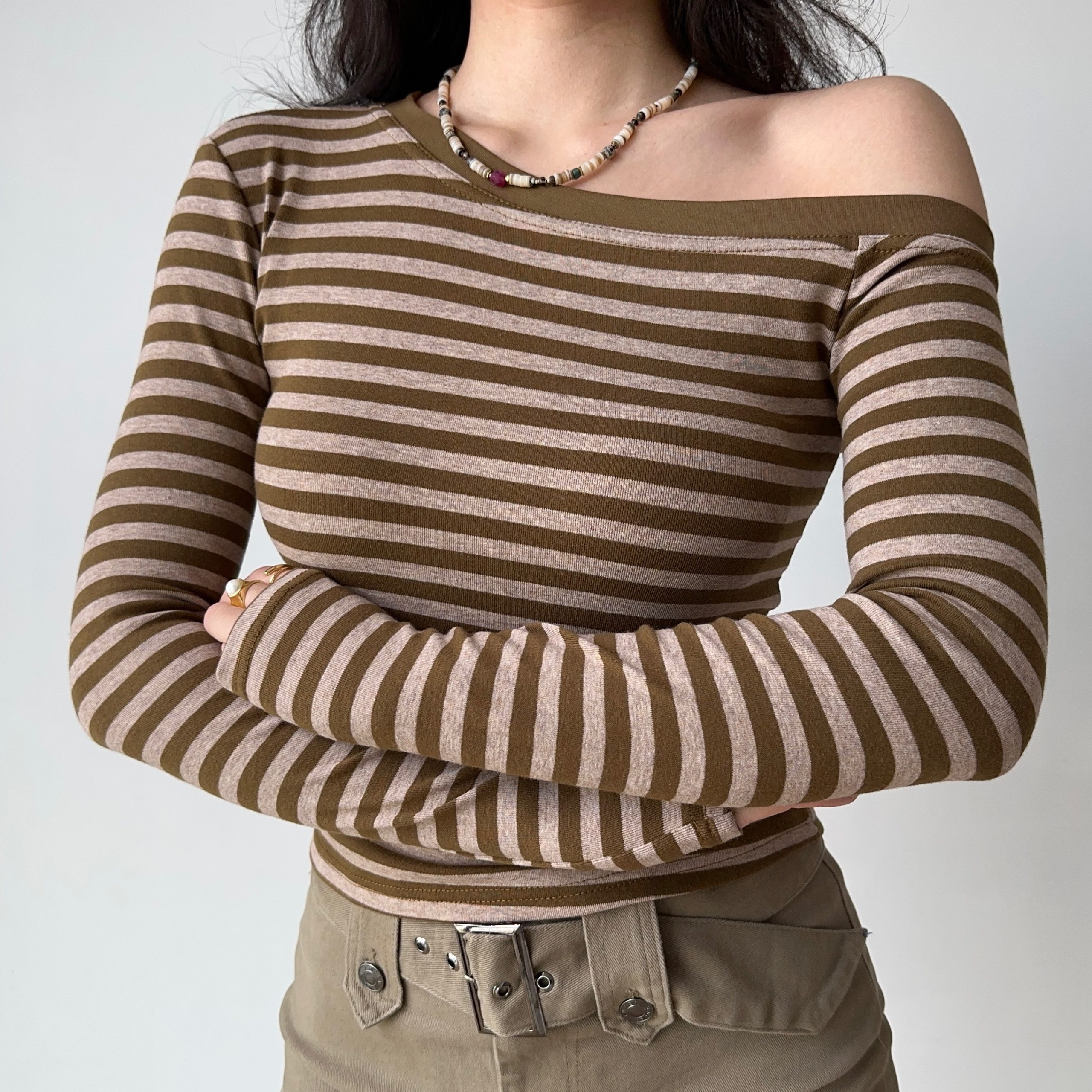 Off-Shoulder Striped Long Sleeve T-Shirt for Women - Slim Fit, Flattering Autumn/Winter Top in European & American Style Off-Shoulder Striped Long Sleeve T-Shirt for Women - Slim Fit, Flattering Autumn/Winter Top in European & American Style