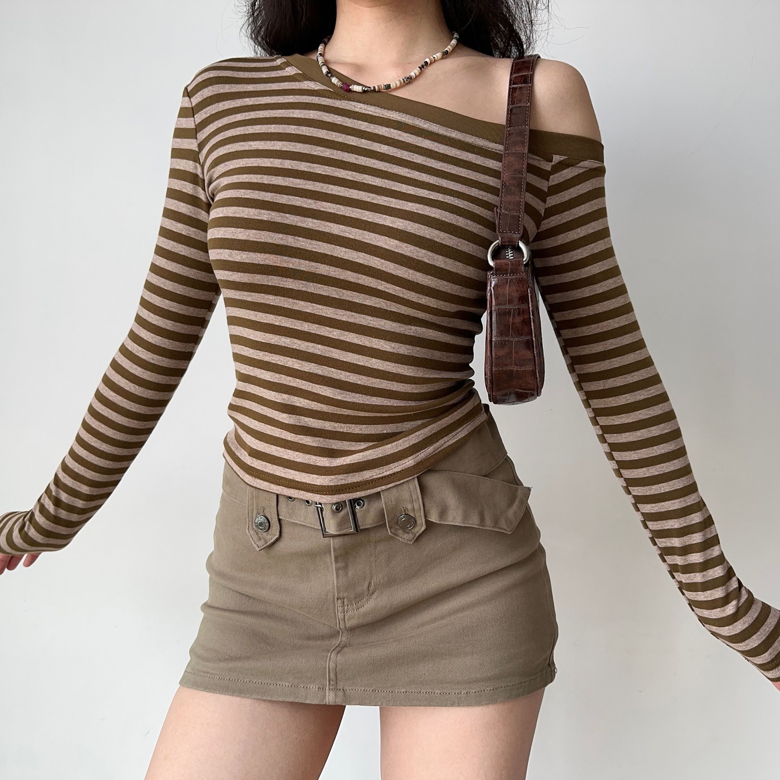 Off-Shoulder Striped Long Sleeve T-Shirt for Women - Slim Fit, Flattering Autumn/Winter Top in European & American Style Off-Shoulder Striped Long Sleeve T-Shirt for Women - Slim Fit, Flattering Autumn/Winter Top in European & American Style