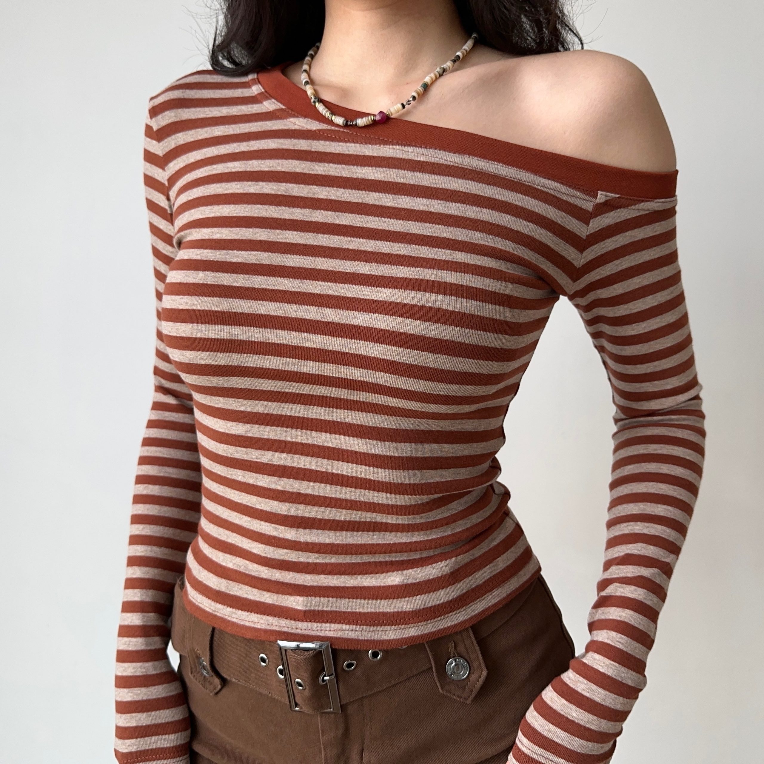 Off-Shoulder Striped Long Sleeve T-Shirt for Women - Slim Fit, Flattering Autumn/Winter Top in European & American Style Off-Shoulder Striped Long Sleeve T-Shirt for Women - Slim Fit, Flattering Autumn/Winter Top in European & American Style