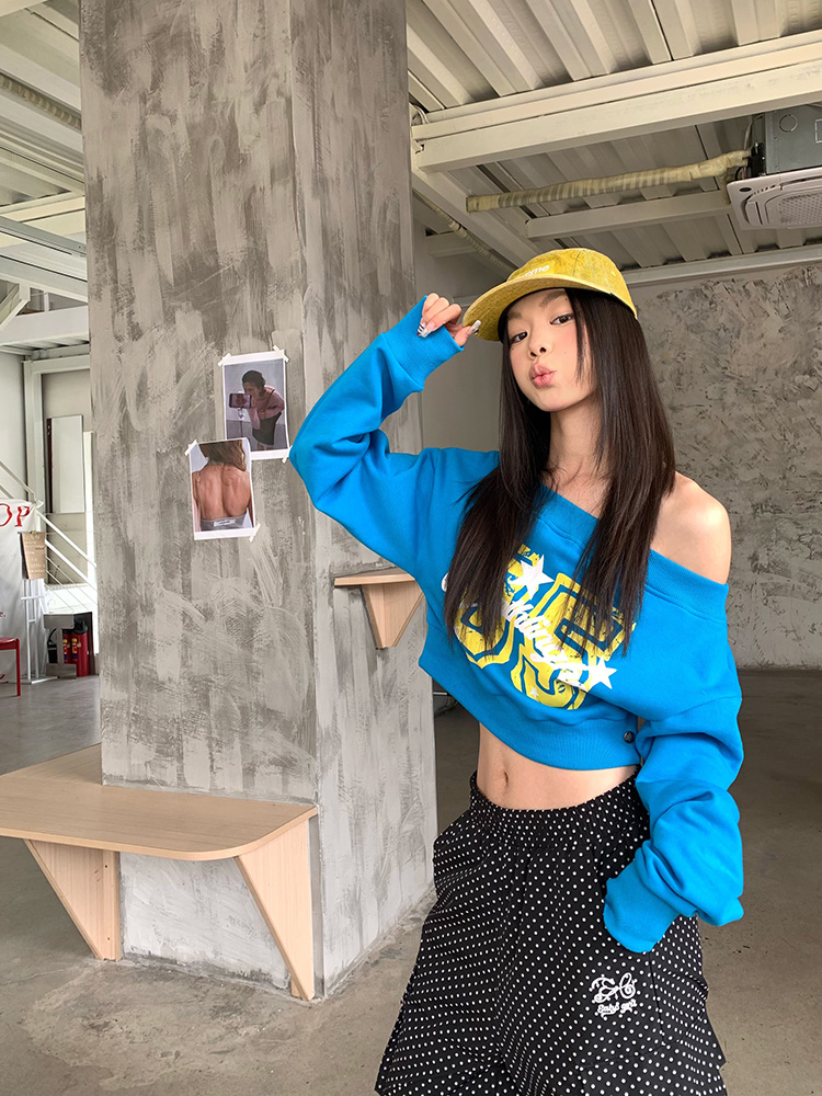 One-Shoulder Korean Style Sweatshirt for Women - Handmade Slimming Soft Long Sleeve Top for Spring and Autumn Fashion One-Shoulder Korean Style Sweatshirt for Women - Handmade Slimming Soft Long Sleeve Top for Spring and Autumn Fashion