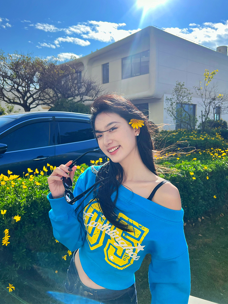 One-Shoulder Korean Style Sweatshirt for Women - Handmade Slimming Soft Long Sleeve Top for Spring and Autumn Fashion One-Shoulder Korean Style Sweatshirt for Women - Handmade Slimming Soft Long Sleeve Top for Spring and Autumn Fashion