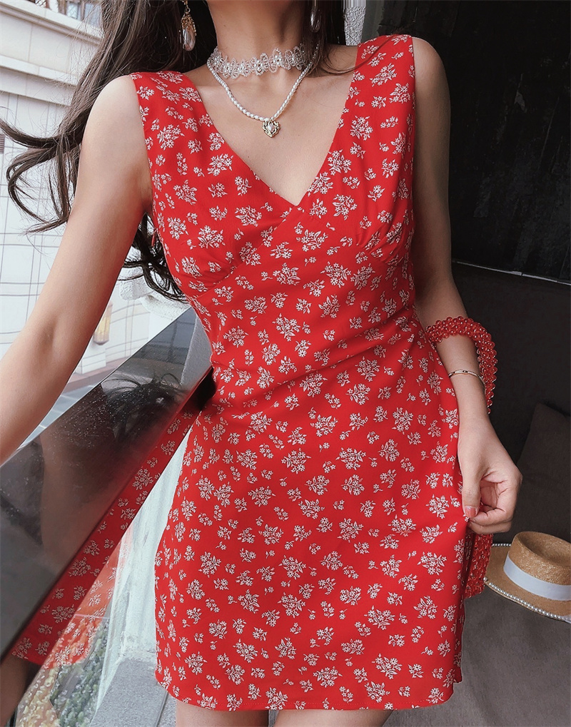 Oversized Floral Vacation Dress with French V-Neck and Waist-Cinching Detail - Spring/Summer 2025 Trendy Short Skirt Oversized Floral Vacation Dress with French V-Neck and Waist-Cinching Detail - Spring/Summer 2025 Trendy Short Skirt