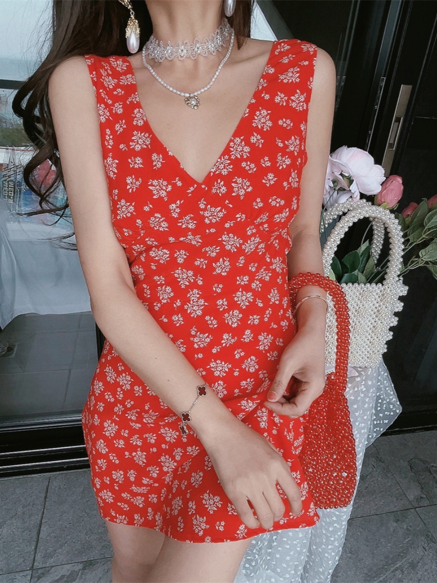 Oversized Floral Vacation Dress with French V-Neck and Waist-Cinching Detail - Spring/Summer 2025 Trendy Short Skirt Oversized Floral Vacation Dress with French V-Neck and Waist-Cinching Detail - Spring/Summer 2025 Trendy Short Skirt