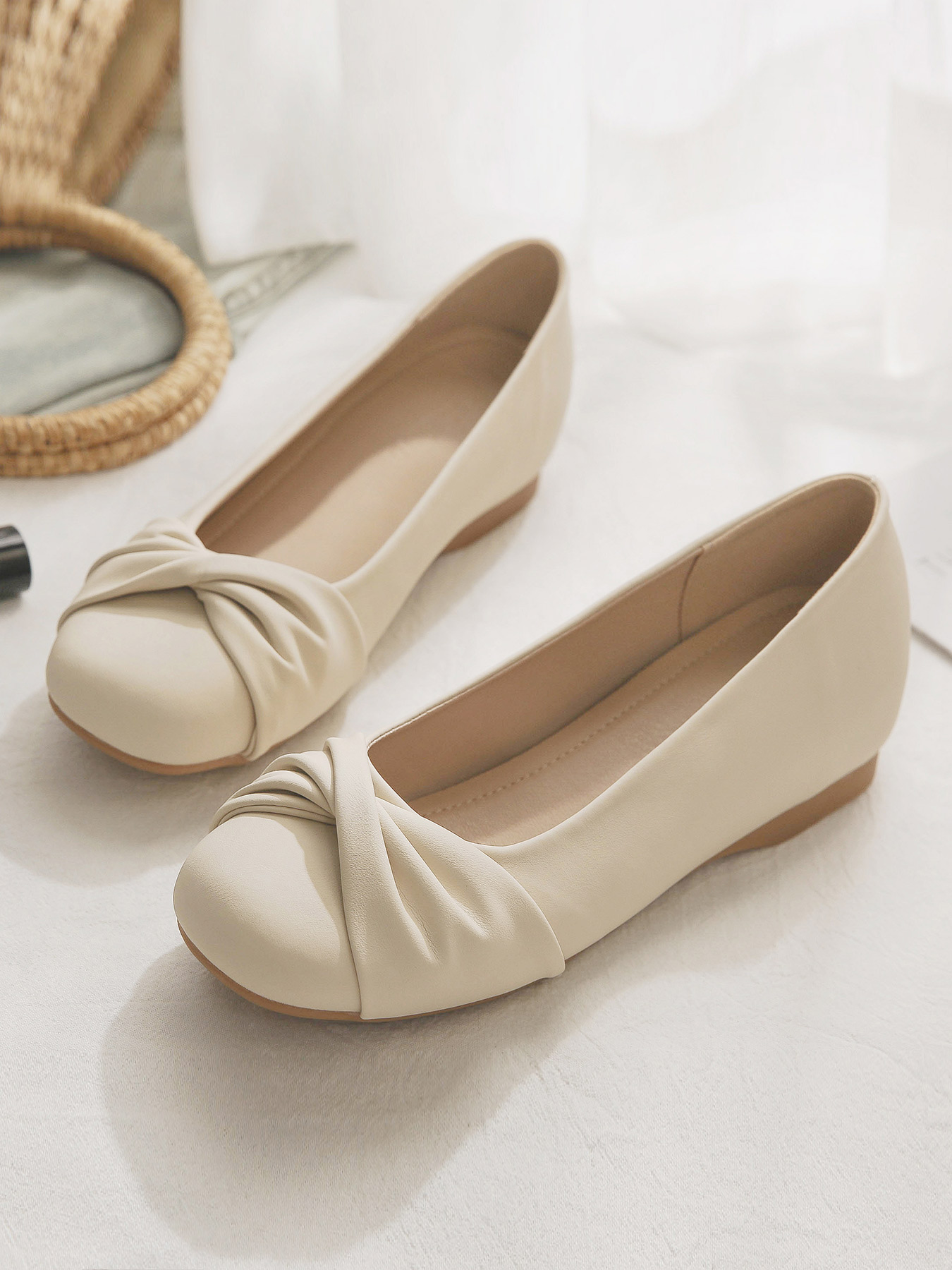 Petite Sheepskin Evening Flats for Women - Height-Increasing, Gentle Style, French Design, Perfect for Summer Skirts Petite Sheepskin Evening Flats for Women - Height-Increasing, Gentle Style, French Design, Perfect for Summer Skirts