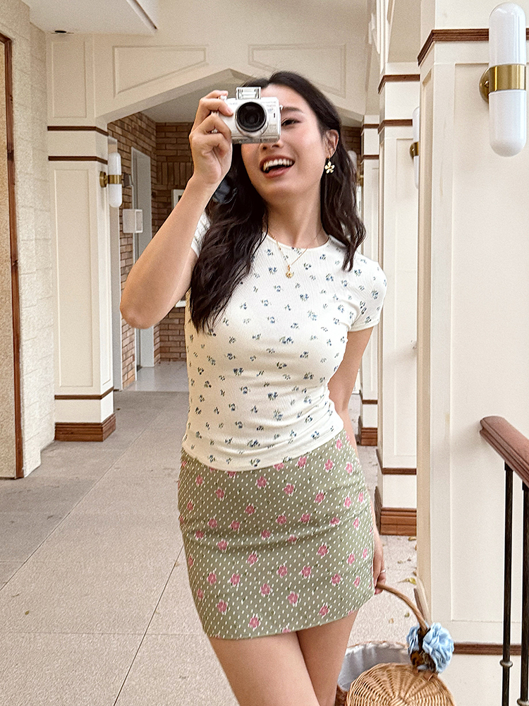 Pink Floral Slim-Fit Short Sleeve T-Shirt for Women - French Print Tight-Fitting Tee for Hot Girls, Y2K Style Pink Floral Slim-Fit Short Sleeve T-Shirt for Women - French Print Tight-Fitting Tee for Hot Girls, Y2K Style