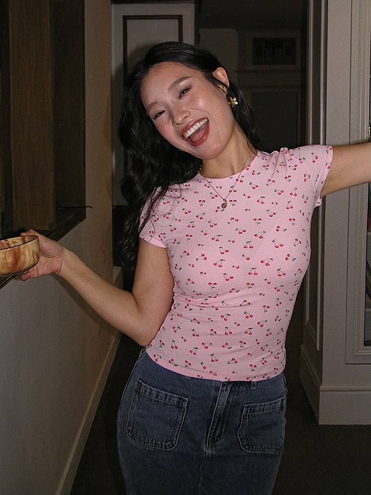 Pink Floral Slim-Fit Short Sleeve T-Shirt for Women - French Print Tight-Fitting Tee for Hot Girls, Y2K Style Pink Floral Slim-Fit Short Sleeve T-Shirt for Women - French Print Tight-Fitting Tee for Hot Girls, Y2K Style