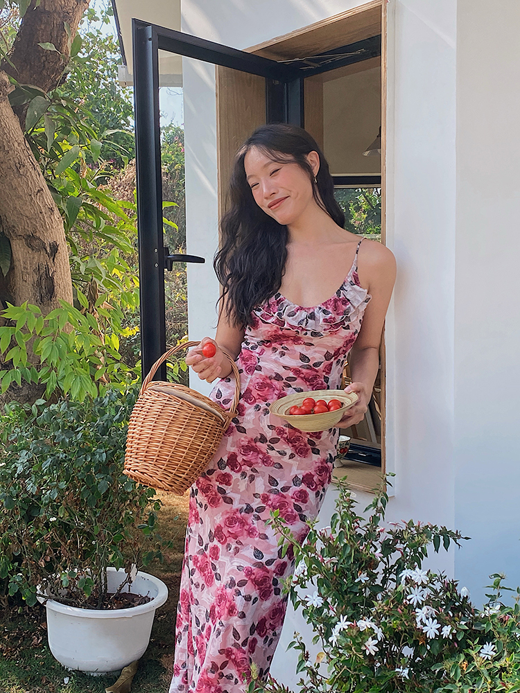 Pink Rose Print Floral Dress with Spaghetti Straps and Fitted Waist - French Style, Perfect for Summer and Y2K Fashion Lovers. Pink Rose Print Floral Dress with Spaghetti Straps and Fitted Waist - French Style, Perfect for Summer and Y2K Fashion Lovers.