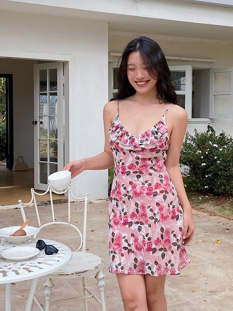 Pink Rose Print Floral Dress with Spaghetti Straps and Fitted Waist - French Style, Perfect for Summer and Y2K Fashion Lovers. Pink Rose Print Floral Dress with Spaghetti Straps and Fitted Waist - French Style, Perfect for Summer and Y2K Fashion Lovers.