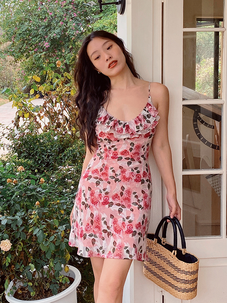 Pink Rose Print Floral Dress with Spaghetti Straps and Fitted Waist - French Style, Perfect for Summer and Y2K Fashion Lovers. Pink Rose Print Floral Dress with Spaghetti Straps and Fitted Waist - French Style, Perfect for Summer and Y2K Fashion Lovers.