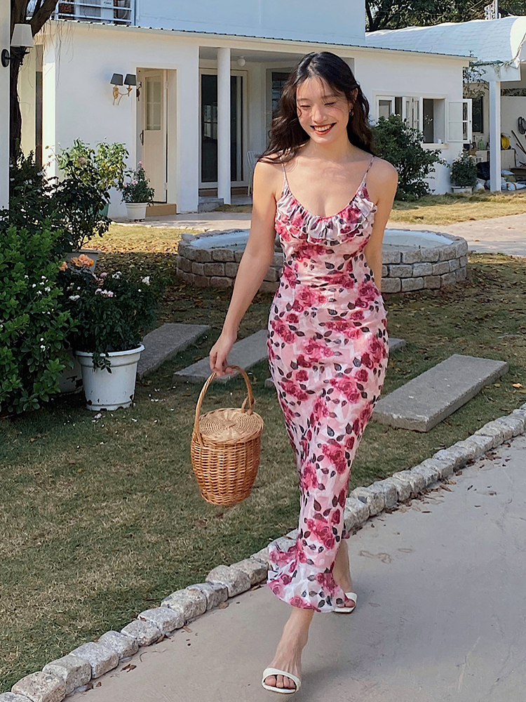 Pink Rose Print Floral Dress with Spaghetti Straps and Fitted Waist - French Style, Perfect for Summer and Y2K Fashion Lovers. Pink Rose Print Floral Dress with Spaghetti Straps and Fitted Waist - French Style, Perfect for Summer and Y2K Fashion Lovers.