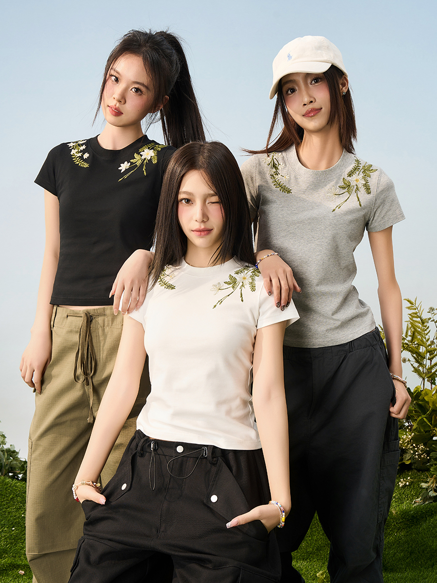 Plant-Themed Floral Embroidery Slim-Fit Round Neck Short Sleeve T-Shirt for Women - Trendy Korean Style Kids Fashion Plant-Themed Floral Embroidery Slim-Fit Round Neck Short Sleeve T-Shirt for Women - Trendy Korean Style Kids Fashion