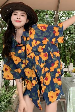 Plus Size Retro Floral Short Sleeve Shirt for Women | Loose Casual Summer Beach Top in Hong Kong Style