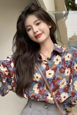 Plus Size Retro Floral Short Sleeve Shirt for Women | Loose Casual Summer Beach Top in Hong Kong Style