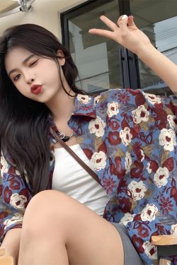 Plus Size Retro Floral Short Sleeve Shirt for Women | Loose Casual Summer Beach Top in Hong Kong Style