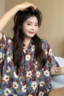 Plus Size Retro Floral Short Sleeve Shirt for Women | Loose Casual Summer Beach Top in Hong Kong Style