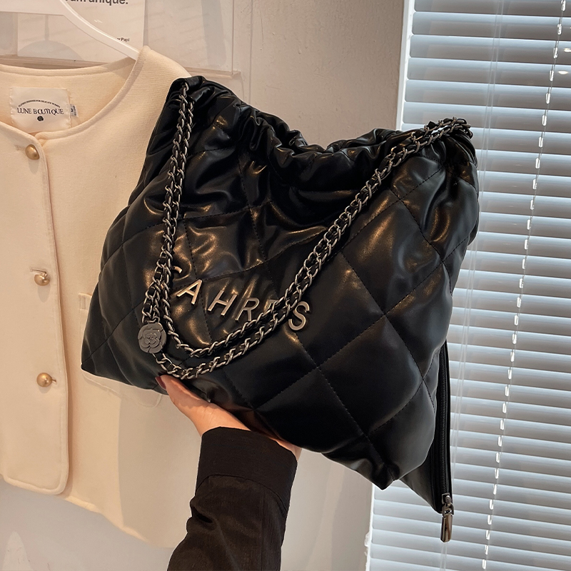 Quilted Chain Bag for Women - Large Capacity Fashion Tote for Commuting - Chic Autumn/Winter 2025 Style Quilted Chain Bag for Women - Large Capacity Fashion Tote for Commuting - Chic Autumn/Winter 2025 Style