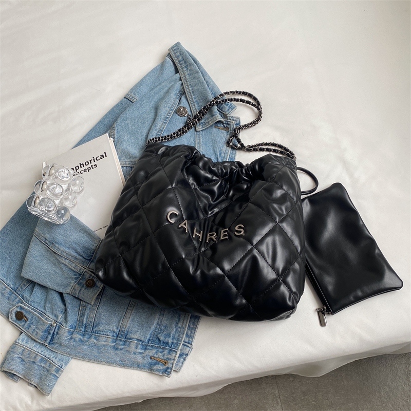 Quilted Chain Bag for Women - Large Capacity Fashion Tote for Commuting - Chic Autumn/Winter 2025 Style Quilted Chain Bag for Women - Large Capacity Fashion Tote for Commuting - Chic Autumn/Winter 2025 Style