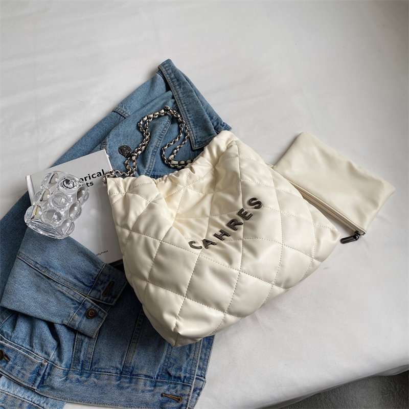 Quilted Chain Bag for Women - Large Capacity Fashion Tote for Commuting - Chic Autumn/Winter 2025 Style Quilted Chain Bag for Women - Large Capacity Fashion Tote for Commuting - Chic Autumn/Winter 2025 Style