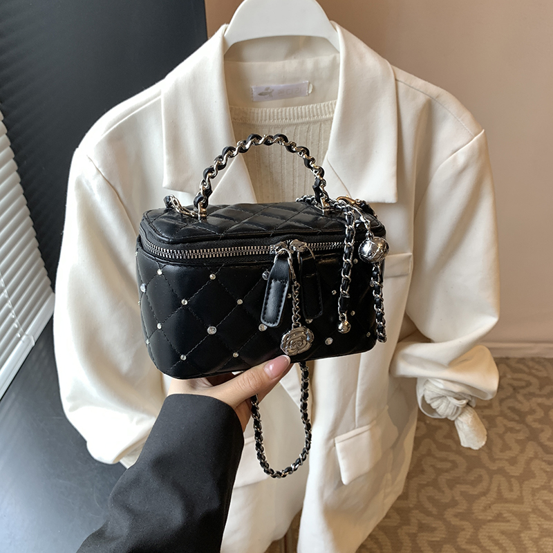 Quilted Chain Bucket Bag - Minimalist Elegant Shoulder Bag for Summer 2025, Exquisite and Trendy Design Quilted Chain Bucket Bag - Minimalist Elegant Shoulder Bag for Summer 2025, Exquisite and Trendy Design