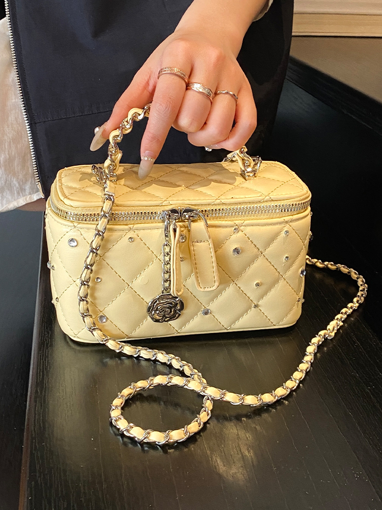 Quilted Chain Bucket Bag - Minimalist Elegant Shoulder Bag for Summer 2025, Exquisite and Trendy Design Quilted Chain Bucket Bag - Minimalist Elegant Shoulder Bag for Summer 2025, Exquisite and Trendy Design