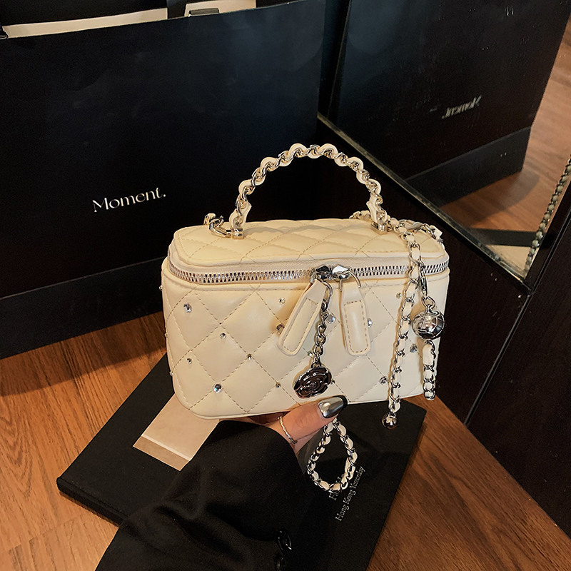 Quilted Chain Bucket Bag - Minimalist Elegant Shoulder Bag for Summer 2025, Exquisite and Trendy Design Quilted Chain Bucket Bag - Minimalist Elegant Shoulder Bag for Summer 2025, Exquisite and Trendy Design