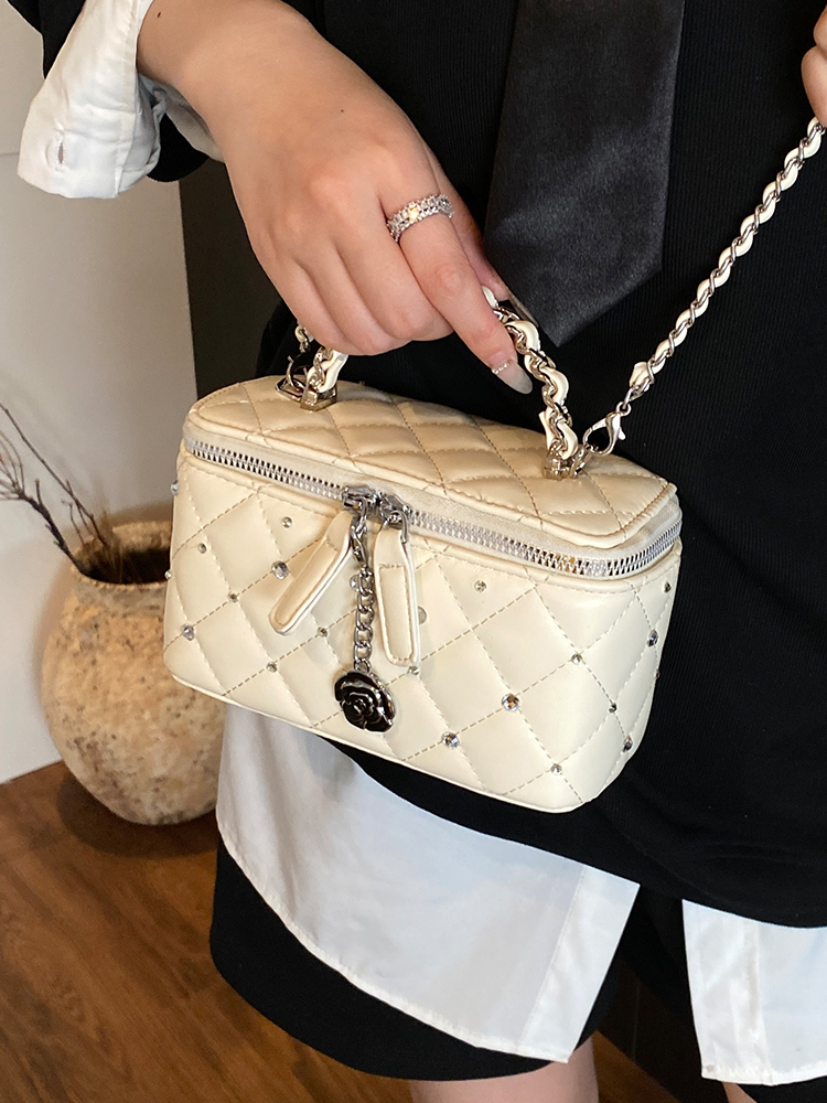 Quilted Chain Bucket Bag - Minimalist Elegant Shoulder Bag for Summer 2025, Exquisite and Trendy Design Quilted Chain Bucket Bag - Minimalist Elegant Shoulder Bag for Summer 2025, Exquisite and Trendy Design