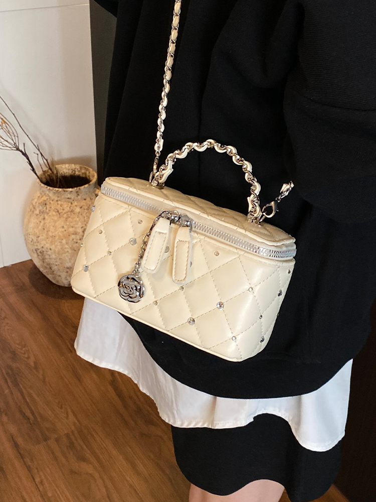 Quilted Chain Bucket Bag - Minimalist Elegant Shoulder Bag for Summer 2025, Exquisite and Trendy Design Quilted Chain Bucket Bag - Minimalist Elegant Shoulder Bag for Summer 2025, Exquisite and Trendy Design