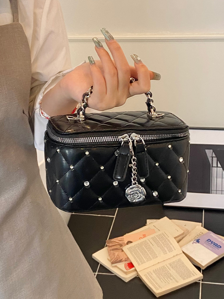 Quilted Chain Bucket Bag - Minimalist Elegant Shoulder Bag for Summer 2025, Exquisite and Trendy Design Quilted Chain Bucket Bag - Minimalist Elegant Shoulder Bag for Summer 2025, Exquisite and Trendy Design