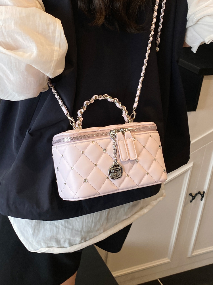 Quilted Chain Bucket Bag - Minimalist Elegant Shoulder Bag for Summer 2025, Exquisite and Trendy Design Quilted Chain Bucket Bag - Minimalist Elegant Shoulder Bag for Summer 2025, Exquisite and Trendy Design