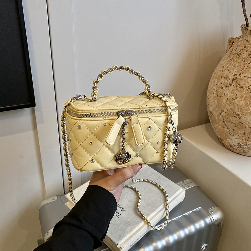 Quilted Chain Bucket Bag - Minimalist Elegant Shoulder Bag for Summer 2025, Exquisite and Trendy Design Quilted Chain Bucket Bag - Minimalist Elegant Shoulder Bag for Summer 2025, Exquisite and Trendy Design