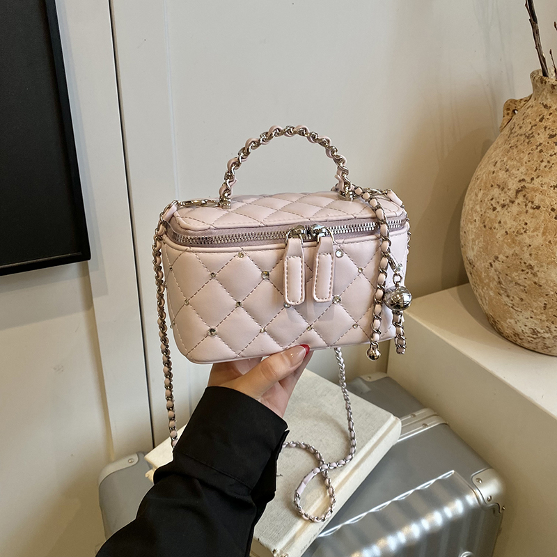 Quilted Chain Bucket Bag - Minimalist Elegant Shoulder Bag for Summer 2025, Exquisite and Trendy Design Quilted Chain Bucket Bag - Minimalist Elegant Shoulder Bag for Summer 2025, Exquisite and Trendy Design