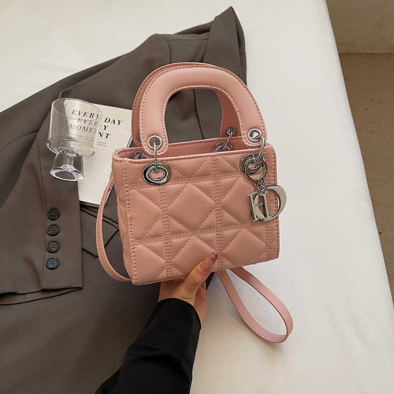 Quilted Chanel-Style Handbag for Women, 2025 Spring Versatile Shoulder Bag, High-End Crossbody Design, Fashionable Chic Accessory Quilted Chanel-Style Handbag for Women, 2025 Spring Versatile Shoulder Bag, High-End Crossbody Design, Fashionable Chic Accessory