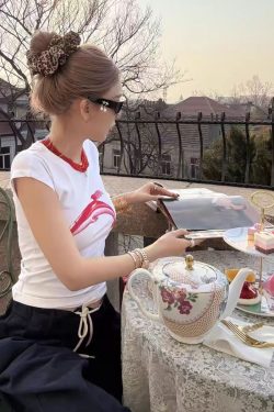 Red Dolphin Print Slim-Fit T-Shirt - Round Neck, Short Sleeves, Y2K Style for Trendy Casual Wear