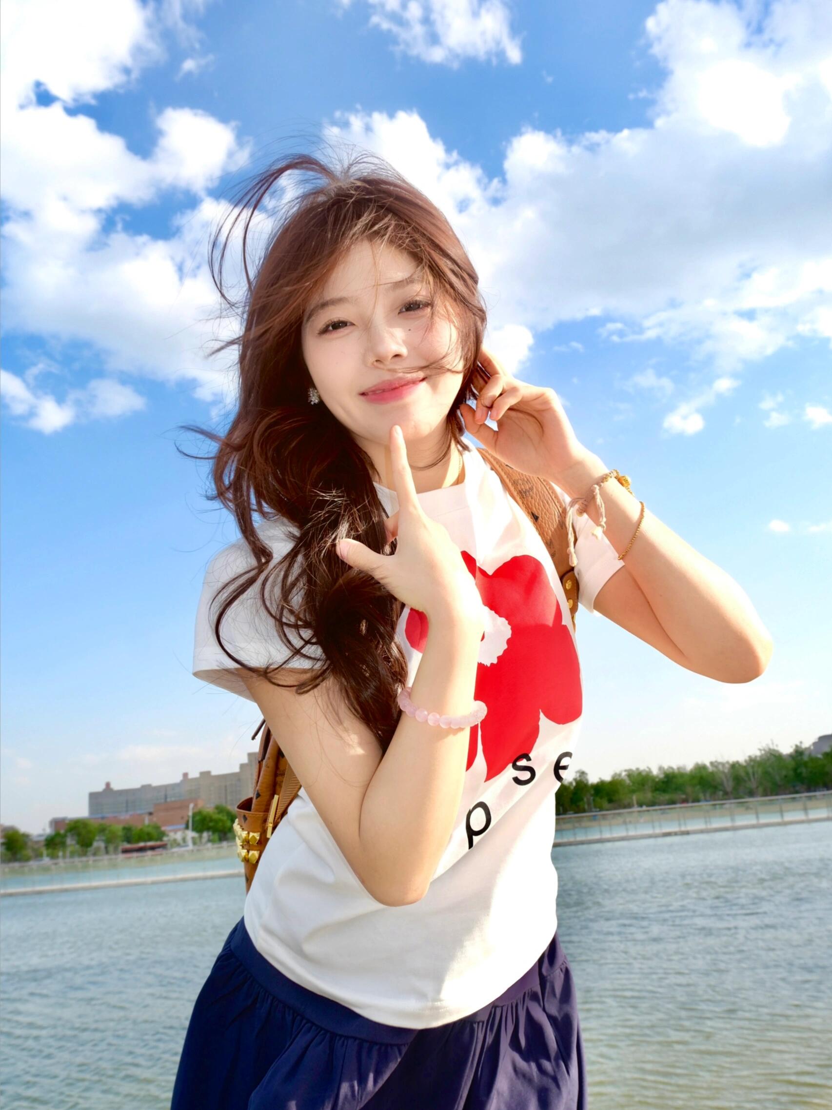 Red Floral Print Slim Fit Short Sleeve T-Shirt for Women - Casual American Style Pure Cotton Summer Top Red Floral Print Slim Fit Short Sleeve T-Shirt for Women - Casual American Style Pure Cotton Summer Top