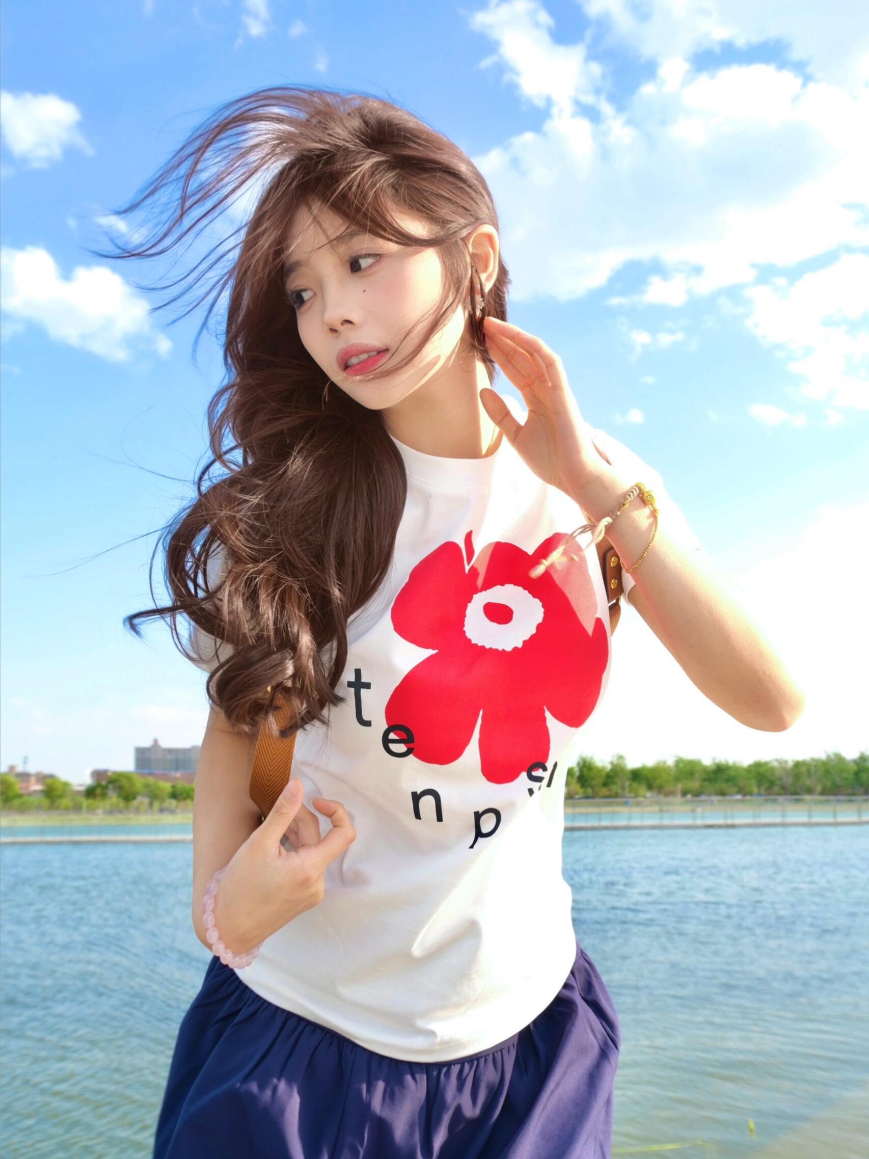 Red Floral Print Slim Fit Short Sleeve T-Shirt for Women - Casual American Style Pure Cotton Summer Top Red Floral Print Slim Fit Short Sleeve T-Shirt for Women - Casual American Style Pure Cotton Summer Top