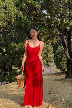 Red Lace Spaghetti Strap Dress - Fitted Waist, Long French Vacation Style with Built-In Chest Pad, Perfect for Summer Events