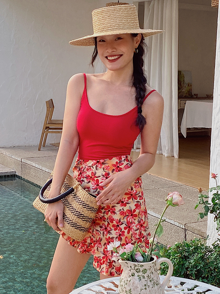 Red Spaghetti Strap Backless Tank Top for Women, Slim Fit Stretchy Sleeveless Top with Built-In Padding, Sexy Summer Style Red Spaghetti Strap Backless Tank Top for Women, Slim Fit Stretchy Sleeveless Top with Built-In Padding, Sexy Summer Style