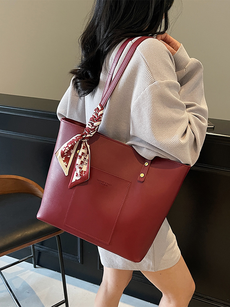 Red Women's High-End Shoulder Handbag - Large Capacity Commuting Bag for Weddings, Brides, and Bridesmaids - 2025 New Style Red Women's High-End Shoulder Handbag - Large Capacity Commuting Bag for Weddings, Brides, and Bridesmaids - 2025 New Style