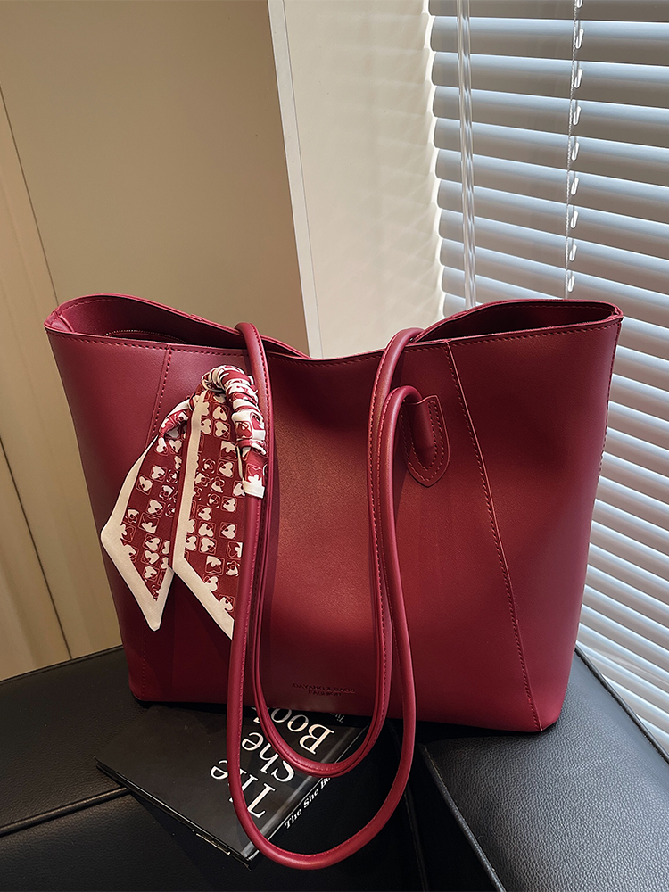 Red Women's High-End Shoulder Handbag - Large Capacity Commuting Bag for Weddings, Brides, and Bridesmaids - 2025 New Style Red Women's High-End Shoulder Handbag - Large Capacity Commuting Bag for Weddings, Brides, and Bridesmaids - 2025 New Style