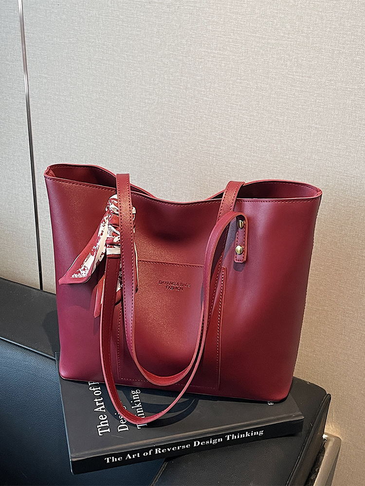 Red Women's High-End Shoulder Handbag - Large Capacity Commuting Bag for Weddings, Brides, and Bridesmaids - 2025 New Style Red Women's High-End Shoulder Handbag - Large Capacity Commuting Bag for Weddings, Brides, and Bridesmaids - 2025 New Style