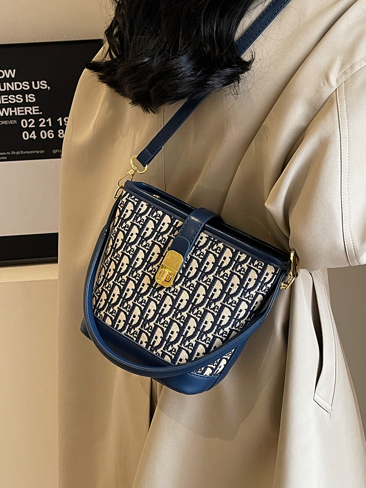 Retro Casual Bucket Bag for Women - High-End Fashion Shoulder Bag - 2025 Autumn Winter Niche Design Retro Casual Bucket Bag for Women - High-End Fashion Shoulder Bag - 2025 Autumn Winter Niche Design