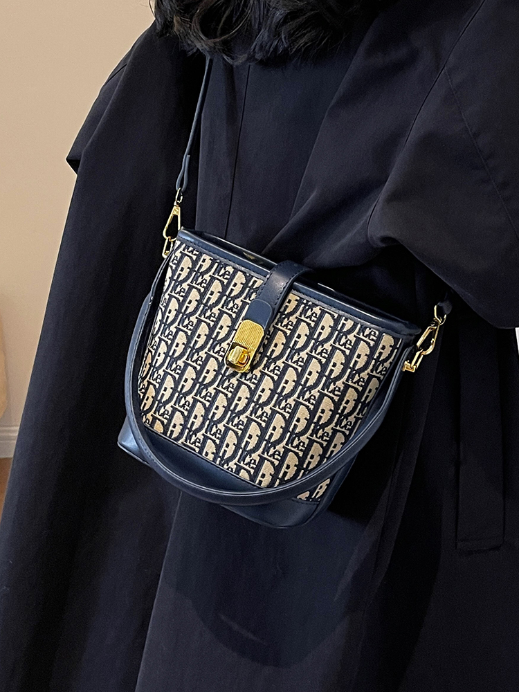Retro Casual Bucket Bag for Women - High-End Fashion Shoulder Bag - 2025 Autumn Winter Niche Design Retro Casual Bucket Bag for Women - High-End Fashion Shoulder Bag - 2025 Autumn Winter Niche Design