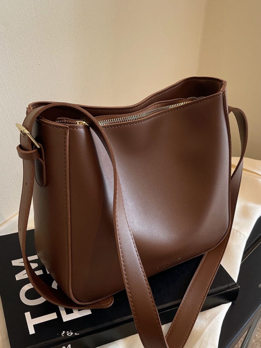 Retro Casual Shoulder Bag for Women - Trendy Spring Summer 2025 Bucket Crossbody Bag for Commuting and Everyday Use Retro Casual Shoulder Bag for Women - Trendy Spring Summer 2025 Bucket Crossbody Bag for Commuting and Everyday Use