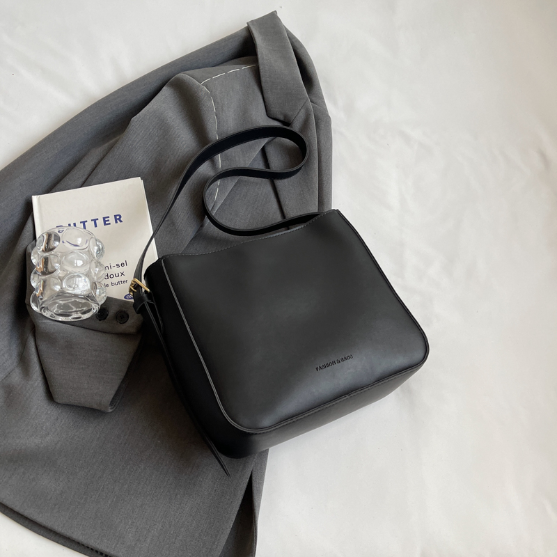 Retro Casual Shoulder Bag for Women - Trendy Spring Summer 2025 Bucket Crossbody Bag for Commuting and Everyday Use Retro Casual Shoulder Bag for Women - Trendy Spring Summer 2025 Bucket Crossbody Bag for Commuting and Everyday Use