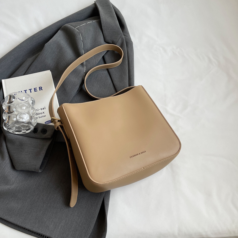 Retro Casual Shoulder Bag for Women - Trendy Spring Summer 2025 Bucket Crossbody Bag for Commuting and Everyday Use Retro Casual Shoulder Bag for Women - Trendy Spring Summer 2025 Bucket Crossbody Bag for Commuting and Everyday Use