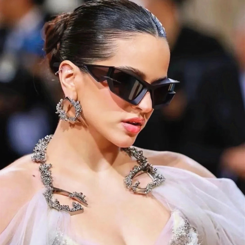 Retro Cat-Eye Punk Sunglasses for Men and Women - Trendy Futuristic Alien Style - Millennial Spicy Girl Fashion Accessory Retro Cat-Eye Punk Sunglasses for Men and Women - Trendy Futuristic Alien Style - Millennial Spicy Girl Fashion Accessory