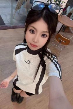 Retro Color-Blocked Raglan Short Sleeve T-Shirt for Women, Slim Fit Sporty Top, Summer Style for Trendy Girls